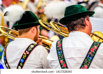 typischer bayerischer Musiker im Festivalzelt