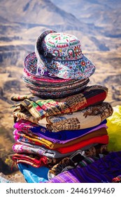 Típicos productos peruanos de colores. Fotografía tomada en el Cañón del Colca, Perú, Sudamérica.