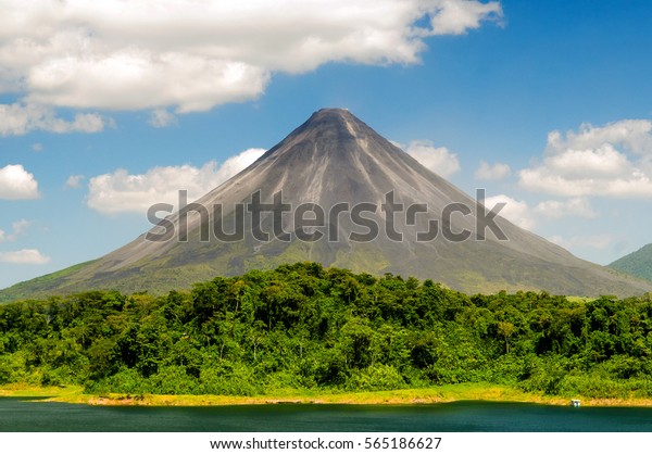 Typical dormant\
volcano (Costa Rica, La\
Fortuna).
