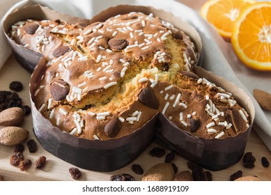 ein typischer Ostertaubenförmiger Kuchen mit Mandeln, Rosinen und kandierten Orangen