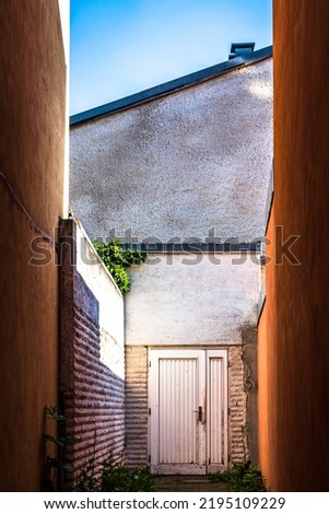 schmale Gasse führt zu einem Kirchengebäude