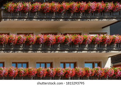 Típicos balcones floridos del Tirol y las zonas alpinas en la frontera entre Italia y Austria