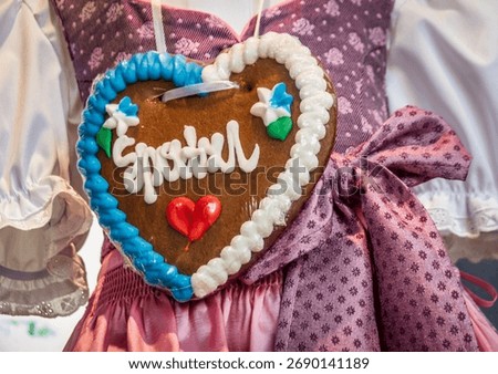 typical ginger bread heart at a kiosk in munich - translation: darling