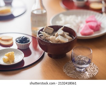 Cuisine japonaise typique appelée "zoni" servie dans la préfecture de Yamagata le premier jour du Nouvel An. Habituellement servi avec du saké contenant de l'or.