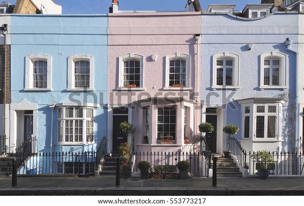 ケンジントンのロイヤルボローと英国ロンドンのチェルシーのロイヤル ボローのバイウォーター ストリートにある 小さなチェルシーの町の家々の典型的な絵画 の写真素材 今すぐ編集
