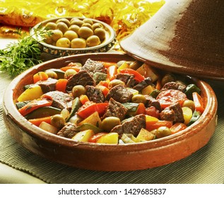الطبخ المغربي الطحين المغربي Typical-tajine-arabe-veal-vegetables-260nw-1429685837
