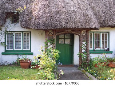 Typical Thatched Roof Cottage Ireland Stock Photo 10779058 | Shutterstock