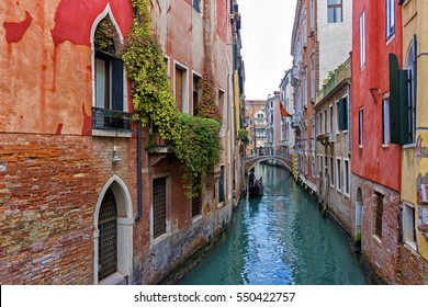 Typischer Kanal von Venedig mit Gondel, Italien
