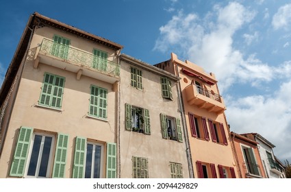 Typischer Blick auf die Häuser in Cassis bei Marseille in Südfrankreich