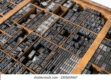 Typografische mobile Figuren gesammelt in einer Schublade für Typografie. Sammlung von antiken Briefpressereien mit beweglichem Typ. Elemente einer Typografie zum Drucken von Buchstaben
