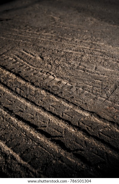 \
Tyre track on dirt sand or\
mud