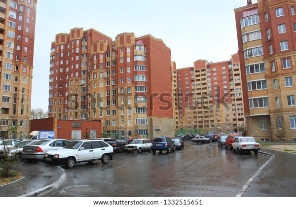 Tyumen, Russia, April 30, 2012: New neighborhood of
the big city. In the
rain.