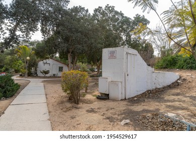 Tze'elim, Israel - March 12th, 2021: An Entrance To A Public Bomb Shelter Against Rocket Attacks, In A Kibbutz In Southern Israel. The Sign Says 