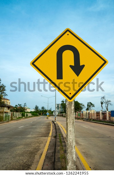u turn\
traffic  sign  with blue sky\
background