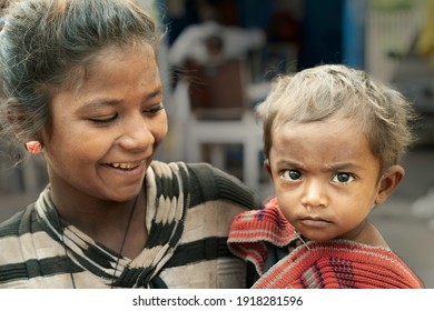 UDAIPUR, INDIA - OCTOBER 27, 2019: Yound Woman Holding Crying Child With Runny Nose And Living On Streets On October 27, 2019 In Udaipur, Rajasthan, India.