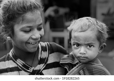 UDAIPUR, INDIA - OCTOBER 27, 2019: Yound Woman Holding Crying Child With Runny Nose And Living On Streets On October 27, 2019 In Udaipur, Rajasthan, India.