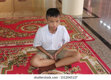 UDONTHANI, THAILAND – DECEMBER 3, 2018:  Asian Student Is Training The Concentration,  Be Morality Of Buddhism,  He Does While Stay In Moral Camp.