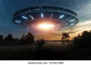 OVNI, un platillo alienígena que se cierne sobre el campo en las nubes, se mantiene inmóvil en el cielo. Objeto volador no identificado, invasión alienígena, vida extraterrestre, viajes espaciales, nave espacial. medios mixtos