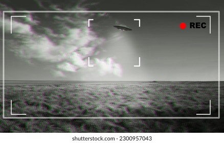 OVNI, alienígena y visor en una pantalla de cámara para grabar un platillo volador en el cielo sobre el área 51. Camascopio, avistamiento y conspiración con una nave espacial en la pantalla de un dispositivo de grabación de naturaleza al aire libre