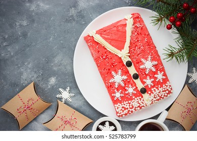 Ugly Christmas Sweater Cake , Recipe For Winter Holiday Party , Creative Idea For Christmas New Year Xmas Dessert Food