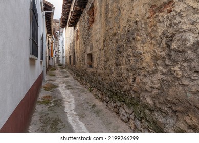 Uharte Arakil. Narrow Alley. Party Wall