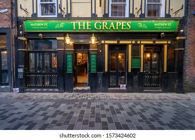 UK, LIVERPOOL - NOVEMBER 10, 2019: The Grapes Pub On Mathew Street, Liverpool. This Was A Favourite Of The Beatles And A Number Of Other Bands Before Performing Over The Road At The Cavern Club.