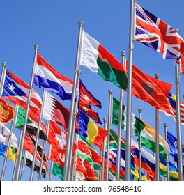 Banderas nacionales del Reino Unido y del mundo ondean