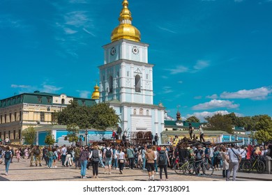 Ukraine, Kyiv City  May 30 2022 Year. Destroyed Military Equipment In The Center Of Kyiv, People Inspect Military Equipment, 