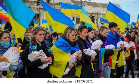 Ukrainian women and men protest on the streets of Milano against the war and against the Russian leader Putin. death and war in Ukraine. people with placards, flags Europe, Italy Milan, march 2022 