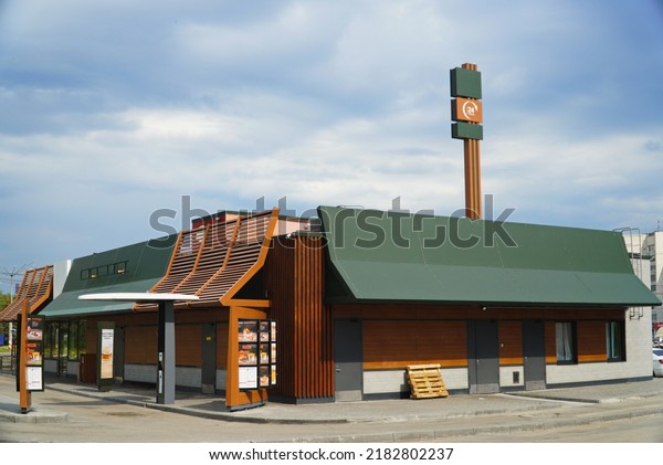 Ulyanovsk, Russia - july 17,\
2022: McDonald\'s fast food restaurant with drive through and 24\
hours service. Empty area for ordering in the McDonald Drive\
restaurant