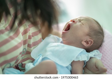 The unborn baby was yawning on her mother's arms.
The foreground is blurred with my mother's hair.