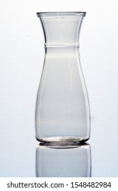 Unbreakable carafe, it can be used to serve wine, cocktail, or water around pool bar or beach bar. 