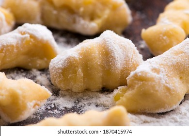 Ungekochte hausgemachte Kartoffelgnocchi mit Gabel