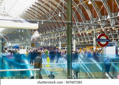 Underground Entrance at Paddington Station in London - LONDON / ENGLAND - SEPTEMBER 23, 2016