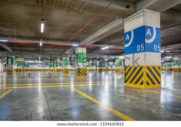 Underground parking\
Garage with many free\
places