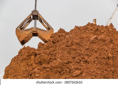 Understood Open Gantry Crane Grab Pours Bulk Cargo Onto A Stack