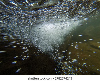 Underwater bubbles at the end of a cascade