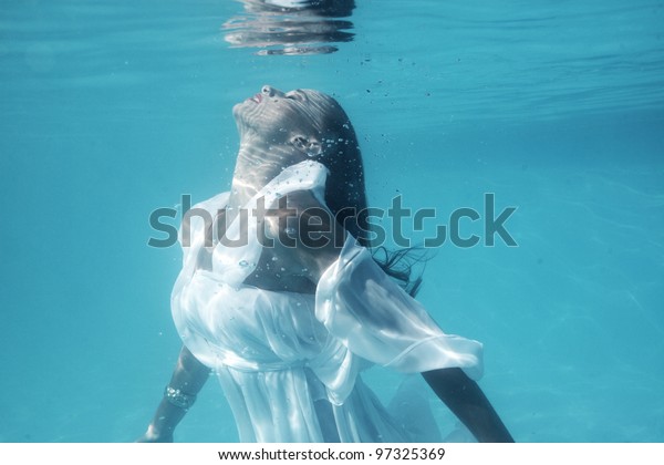 水泳プールの水中少女 の写真素材 今すぐ編集