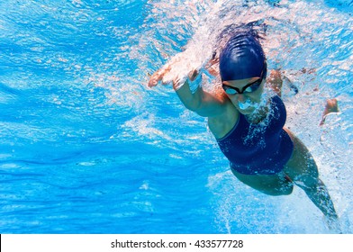 Imagen submarina del nadador en acción