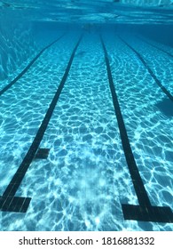 Foto submarina de una piscina turquesa profunda y vacía