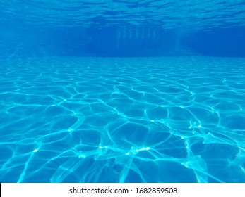 Unterwasserfoto des Schwimmbads. Niemand