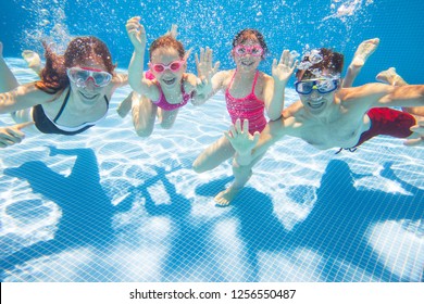 Unterwasserfoto von jungen Familien mit Kindern im Schwimmbad