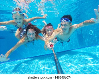 Unterwasserfoto von jungen Familien mit Kindern im Schwimmbad