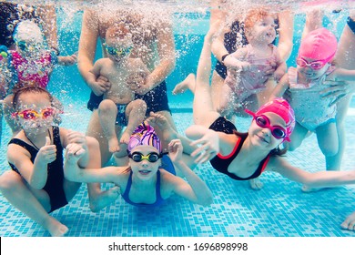 Underwater Photo Young Friends Swimming Pool Stock Photo 1696898998 ...