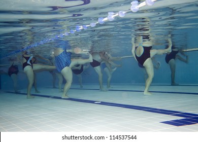 Unterwasserbild einer Aerobic-Klasse.