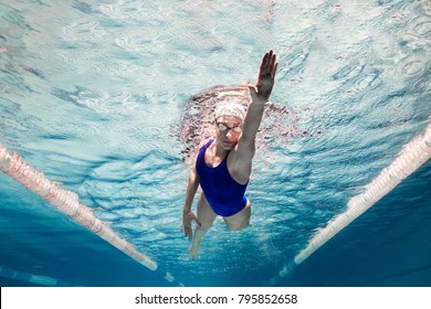 imagen submarina de una nadadora en entrenamiento de trajes de baño y gafas en la piscina