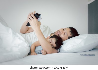 Unemployed Stress Asian Man Is Hugging His Baby On The Bed And Looking The Wallet  To Find The Money To Pay For The Expense And Loan , Concept Of Impact Of Covid 19 To Personal Financial Problem.