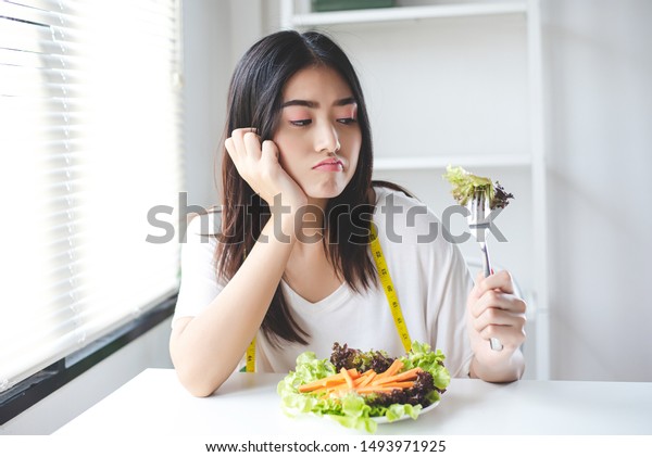 その女の子は野菜を食べるとつまらない表情をする 彼女は美味しい食べ物を食べたい 食事 清潔な食べ物 健康的な食べ物のコンセプト の写真素材 今すぐ編集 その女の子は野菜を食べるとつまらない表情をする 彼女は美味しい食べ物を食べたい 食事 清潔な食べ物 健康的な食べ物のコンセプト の写真素材 今すぐ編集