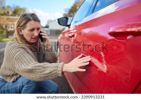 Unhappy Mature Female Driver With Damaged Car After Accident Calling Insurance Company On Mobile Phone Foto stock © 