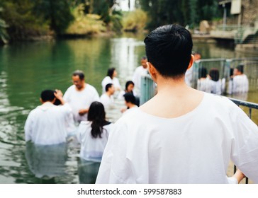 Ongeïdentificeerde christelijke pelgrims tijdens de massale doopceremonie aan de rivier de Jordaan in Noord-Israël (Yardenit doopplaats). In de christelijke traditie werd Jezus gedoopt in de rivier de Jordaan